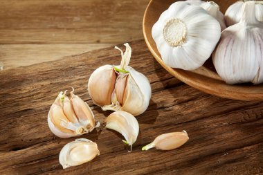 Sarımsak yakın çekim rustik arka plan, sığ derinliği alan, seçici odak, makro üzerinde ahşap plaka üzerinde