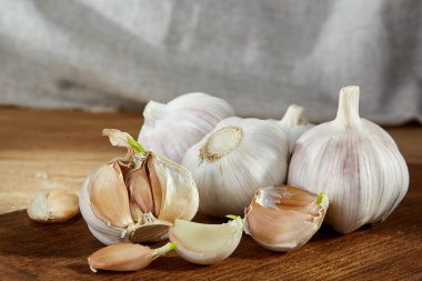 Sarımsak yakın çekim rustik arka plan, sığ derinliği alan, seçici odak, makro üzerinde ahşap plaka üzerinde