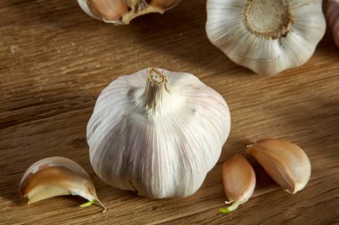 Sarımsak yakın çekim rustik arka plan, sığ derinliği alan, seçici odak, makro üzerinde ahşap plaka üzerinde