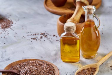 Ahşap arka plan, üstten görünüm, yakın çekim, seçici odak cam şişede kase ve keten tohumu yağı keten tohumu