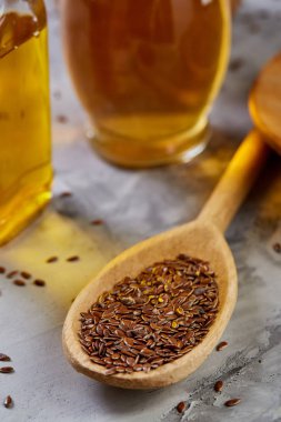 Ahşap arka plan, üstten görünüm, yakın çekim, seçici odak cam şişede kase ve keten tohumu yağı keten tohumu