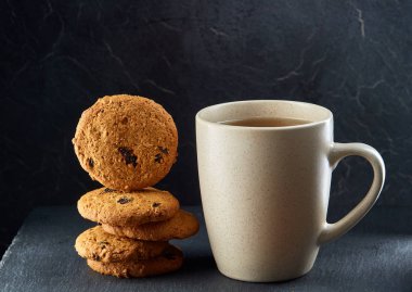 Siyah çay tanımlama karanlık grimsi mermer zemin ile cam fincan. Kahvaltı arka plan