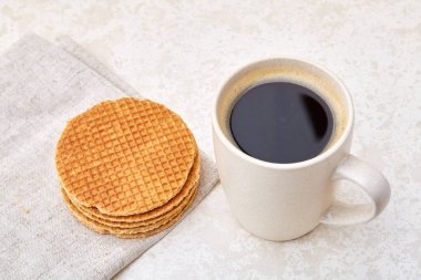 Üstten Görünüm portre resim Çerezler ve beyaz arka plan, seçici odak peçeteye pamuk ile şeffaf fincan çay