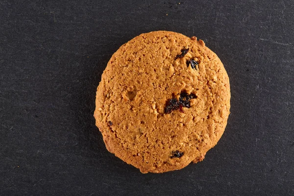 Image basse de deux biscuits au chocolat sur fond sombre, gros plan, faible profondeur de champ — Photo