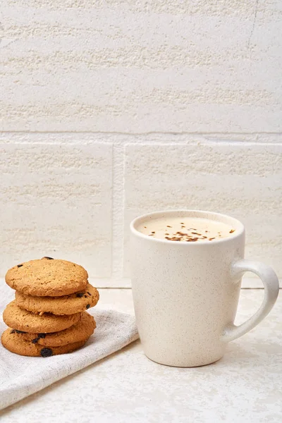 Foto de primer plano de vista superior de té en taza transparente con galletas y servilleta de algodón sobre fondo blanco, enfoque selectivo — Foto de Stock