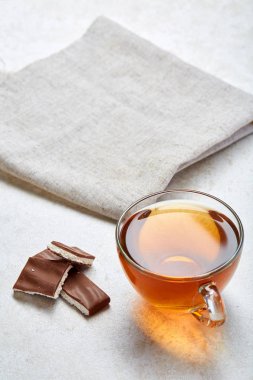 Üstten Görünüm portre resim Çerezler ve beyaz arka plan, seçici odak peçeteye pamuk ile şeffaf fincan çay