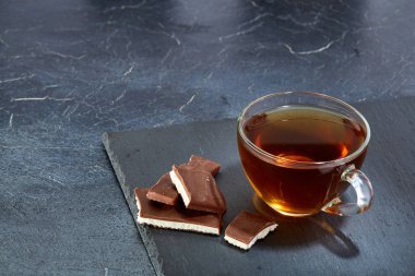 Siyah çay tanımlama karanlık grimsi mermer zemin ile cam fincan. Kahvaltı arka plan