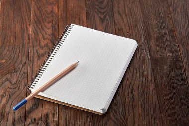 Tanımlama bilgileri, çalışma kitabı ve kalemin ahşap arka plan, üstten görünüm üzerinde çay