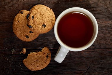 Tanımlama bilgileri, çalışma kitabı ve kalemin ahşap arka plan, üstten görünüm üzerinde çay