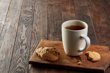 Tanımlama bilgileri, çalışma kitabı ve kalemin ahşap arka plan, üstten görünüm üzerinde çay