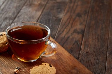 Çay kesme tahtası ahşap zemin, üstten görünüm tanımlama ile