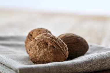 Bir yığın birlikte ve rustik ahşap arka plan, sığ derinlik-in tarla, seçici odak üzerinde kazıklı ceviz