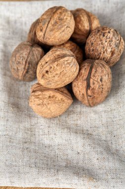 Bir yığın birlikte ve rustik ahşap arka plan, sığ derinlik-in tarla, seçici odak üzerinde kazıklı ceviz