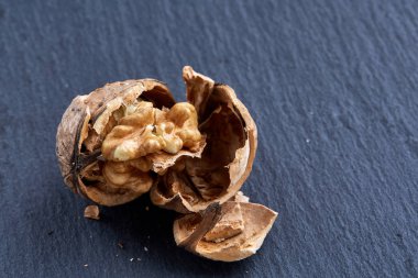 Ana sayfa görünümü yakın çekim shot koyu arka planda, sığ derinlik-in tarla, kırık ceviz makro