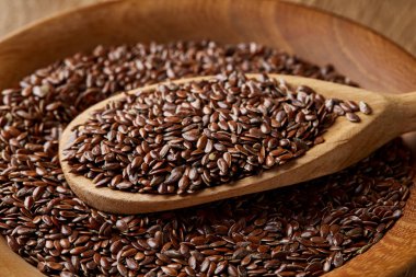 Tahta kaşık keten tohumu rustik arka plan, üstten görünüm, yakın çekim, sığ derinlik-in tarla, seçici odak ile