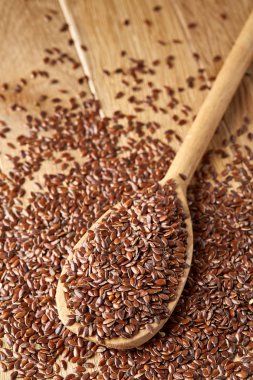 Tahta kaşık keten tohumu rustik arka plan, üstten görünüm, yakın çekim, sığ derinlik-in tarla, seçici odak ile