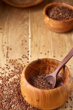 Tahta kaşık keten tohumu rustik arka plan, üstten görünüm, yakın çekim, sığ derinlik-in tarla, seçici odak ile