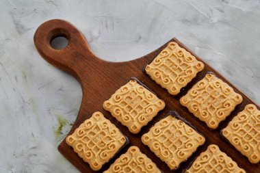 Üstten Görünüm yakın çekim resim lezzetli Kurabiye kesme tahtası sığ derinlik-in tarla, seçici odak üzerinde