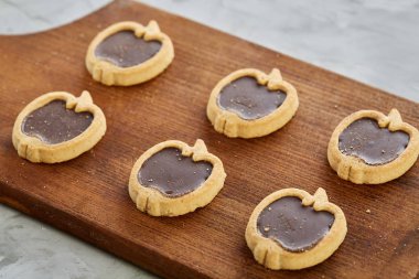 Üstten Görünüm yakın çekim resim lezzetli elma şeklinde kurabiye kesme tahtası sığ derinlik-in tarla, seçici odak üzerinde