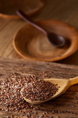 Tahta kaşık keten tohumu rustik arka plan, üstten görünüm, yakın çekim, sığ derinlik-in tarla, seçici odak ile