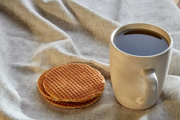 Pamuk peçeteye bir rustik ahşap arka plan, üstten görünüm, yakın çekim üzerinde gözleme ile porselen çay fincanı