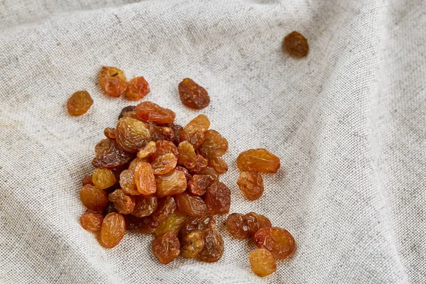 Vue de dessus gros plan des pommes séchées sur une nappe en coton léger, mise au point sélective, macro — Photo