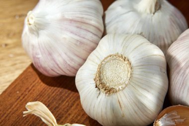 Sarımsak yakın çekim rustik arka plan, sığ derinliği alan, seçici odak, makro üzerinde ahşap plaka üzerinde