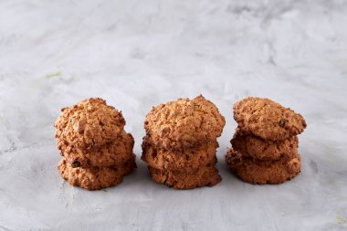 Hafif dokulu arka plan, yakın çekim, sığ alan, seçici odak derinliği desen düzenlenmiş tatlı bisküvi.