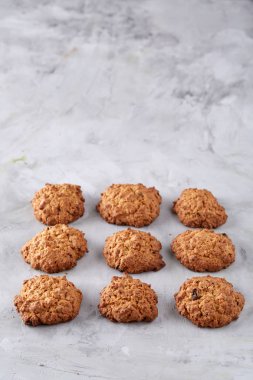 Hafif dokulu arka plan, yakın çekim, sığ alan, seçici odak derinliği desen düzenlenmiş tatlı bisküvi.