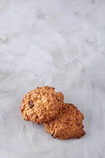 Biscuits sucrés disposés en motifs sur fond texturé clair, gros plan, faible profondeur de champ, mise au point sélective . — Photo