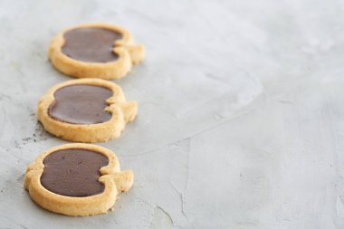 Apple satırlar hafif dokulu arka plan, yakın çekim, sığ derinlik-in tarla, seçici odak halinde düzenlenmiş bisküvi şeklinde.