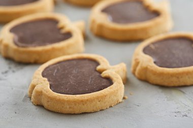 Apple satırlar hafif dokulu arka plan, yakın çekim, sığ derinlik-in tarla, seçici odak halinde düzenlenmiş bisküvi şeklinde.