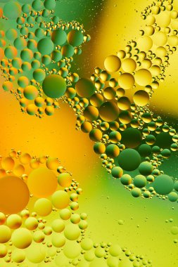 Su yüzeyine petrol damlaları soyut bir arkaplan