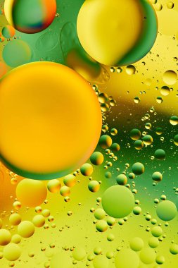 Su yüzeyine petrol damlaları soyut bir arkaplan