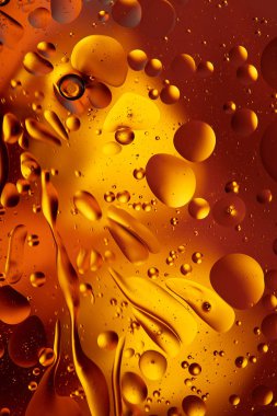 Su yüzeyine petrol damlaları soyut bir arkaplan