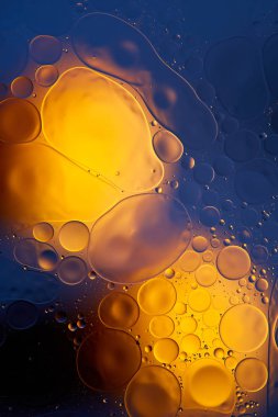 Su yüzeyine petrol damlaları soyut bir arkaplan