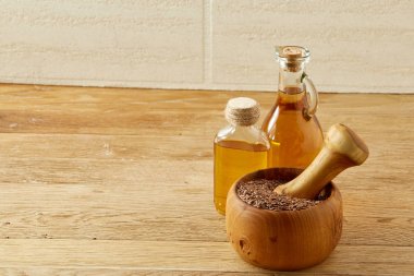 Kavanozların petrol, ahşap harç ve havaneli ile keten tohumu, sığ derinlik-in tarla güzel kompozisyon