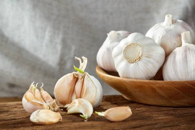 Sarımsak yakın çekim rustik arka plan, sığ derinliği alan, seçici odak, makro üzerinde ahşap plaka üzerinde