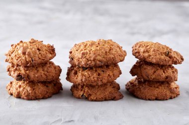 Hafif dokulu arka plan, yakın çekim, sığ alan, seçici odak derinliği desen düzenlenmiş tatlı bisküvi.
