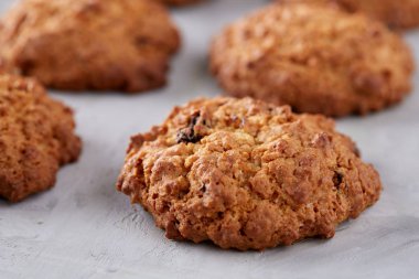 Hafif dokulu arka plan, yakın çekim, sığ alan, seçici odak derinliği desen düzenlenmiş tatlı bisküvi.