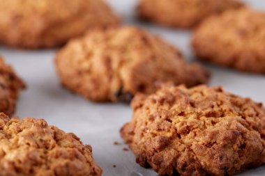 Hafif dokulu arka plan, yakın çekim, sığ alan, seçici odak derinliği desen düzenlenmiş tatlı bisküvi.