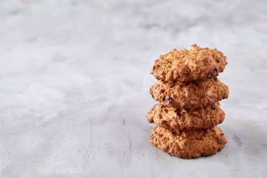 Hafif dokulu arka plan, yakın çekim, sığ alan, seçici odak derinliği desen düzenlenmiş tatlı bisküvi.