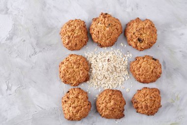 Hafif dokulu arka plan, yakın çekim, sığ alan, seçici odak derinliği desen düzenlenmiş tatlı bisküvi.