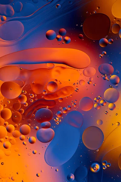 Olie druppels op een wateroppervlak abstracte achtergrond — Stockfoto