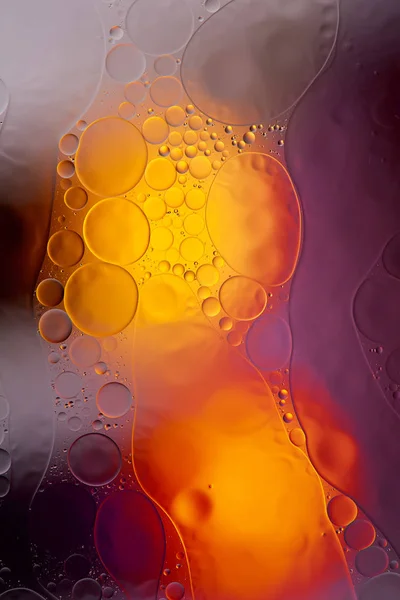 Gocce di olio su una superficie dell'acqua sfondo astratto — Foto Stock