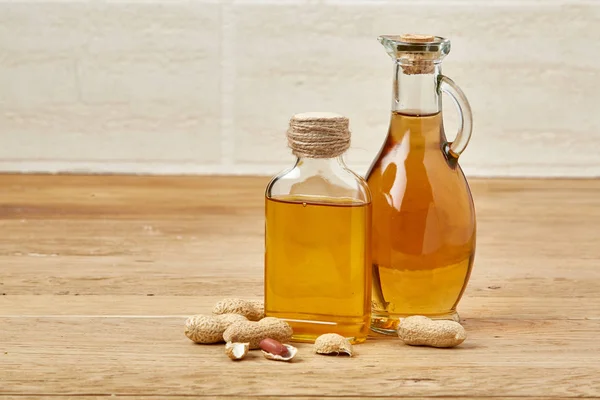 Bovenaanzicht close-up foto vlas zaden en lijnolie in een glazen fles op een houten ondergrond, ondiepe scherptediepte. — Stockfoto