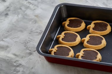 Çerezler bir çerez levha, üstten görünüm, yakın çekim, seçici odak taze pişmiş çikolata elma şeklinde