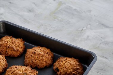 Taze bir çerez levha, üstten görünüm, yakın çekim, seçici odak çikolatalı kurabiyeleri