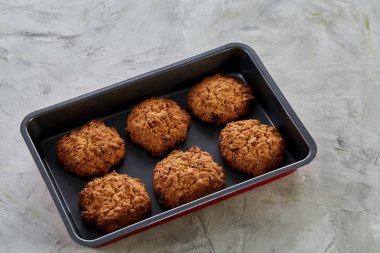 Taze bir çerez levha, üstten görünüm, yakın çekim, seçici odak çikolatalı kurabiyeleri