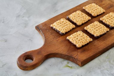 Üstten Görünüm yakın çekim resim lezzetli Kurabiye kesme tahtası sığ derinlik-in tarla, seçici odak üzerinde
